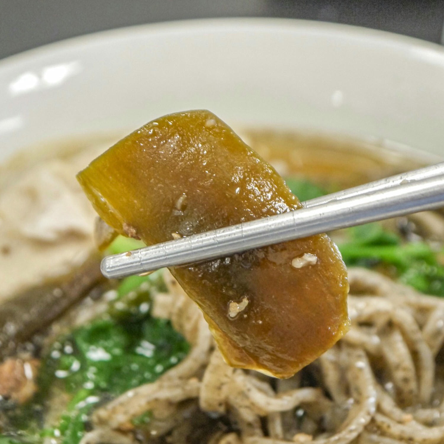 台東鹿野高台美食「天來茶園阿美姐牛肉麵(茶香牛肉麵)」隱藏在茶行裡的美食小吃!超有創意的手工紅烏龍茶麵。 - 第32張圖