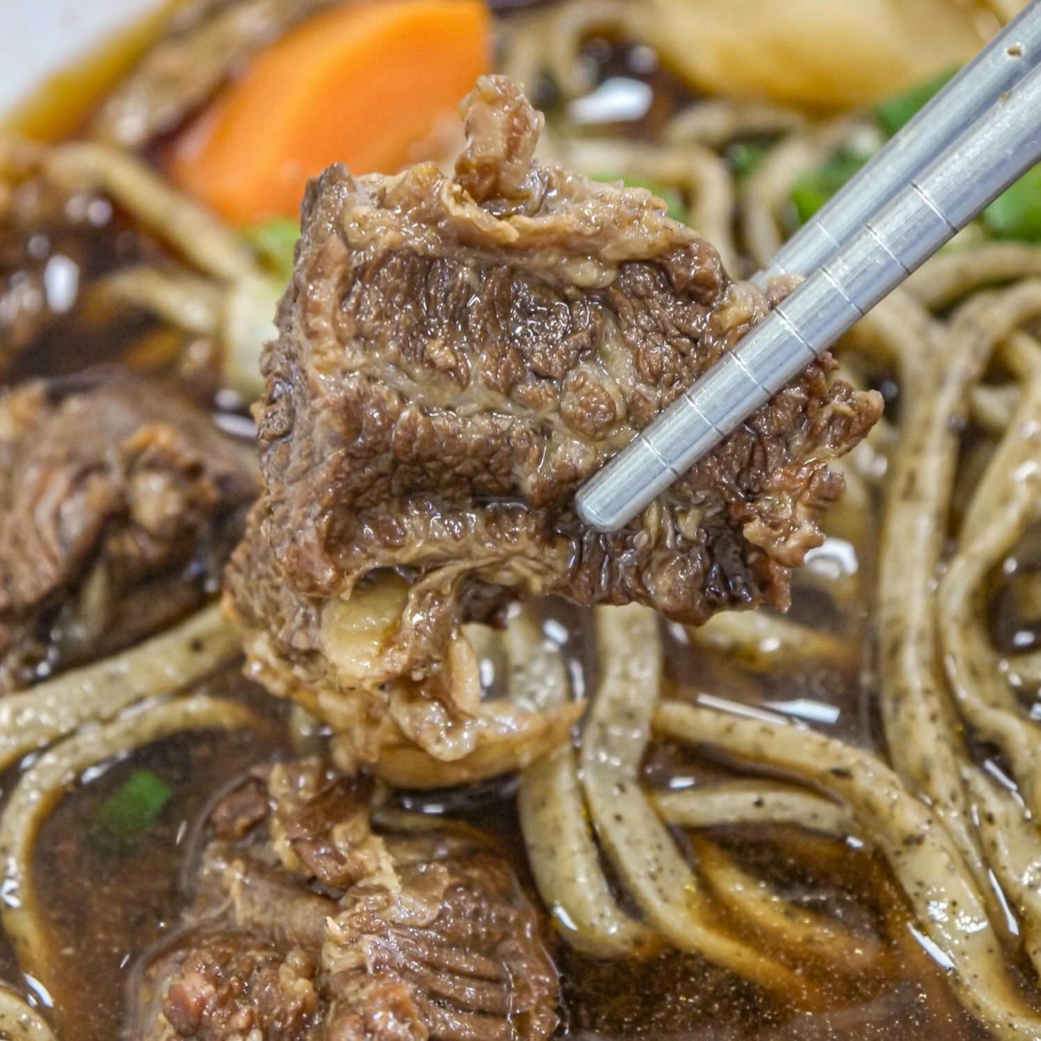 台東鹿野高台美食「天來茶園阿美姐牛肉麵(茶香牛肉麵)」隱藏在茶行裡的美食小吃!超有創意的手工紅烏龍茶麵。 - 第28張圖