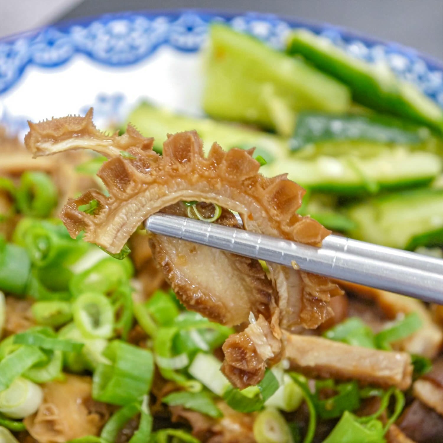 台東鹿野高台美食「天來茶園阿美姐牛肉麵(茶香牛肉麵)」隱藏在茶行裡的美食小吃!超有創意的手工紅烏龍茶麵。 - 第16張圖