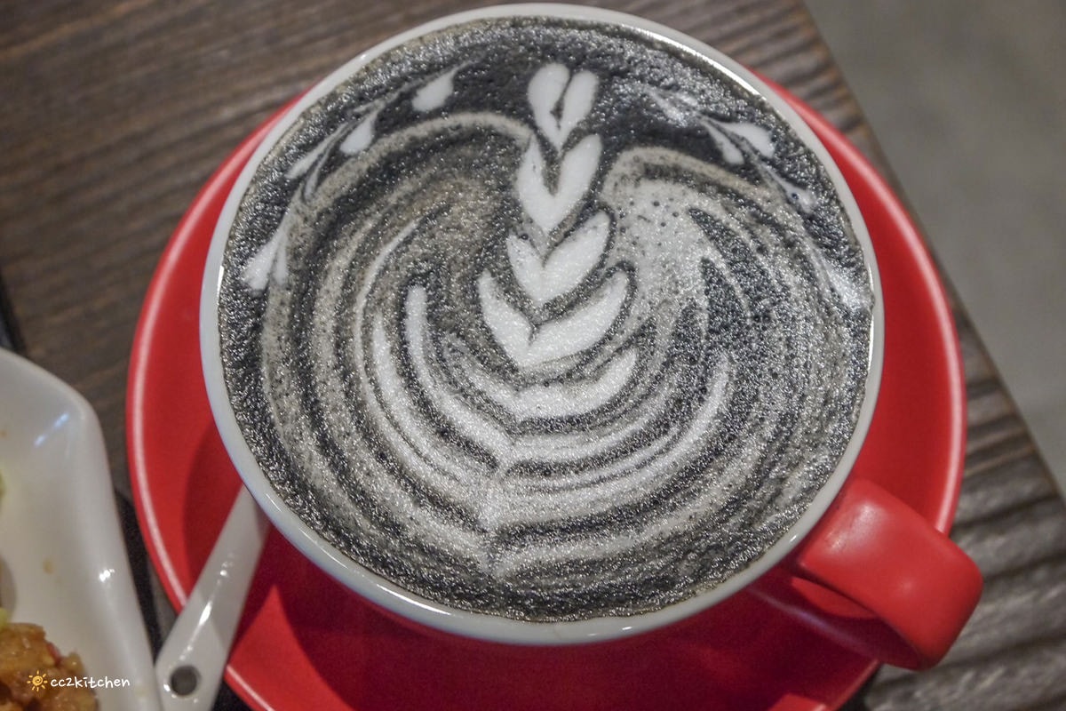 比臉還長的大魷魚整尾霸氣上桌！花蓮富里「富鄉咖啡食堂」魷魚+義大利麵或燉飯(附飲品)只要280元，CP值超高～