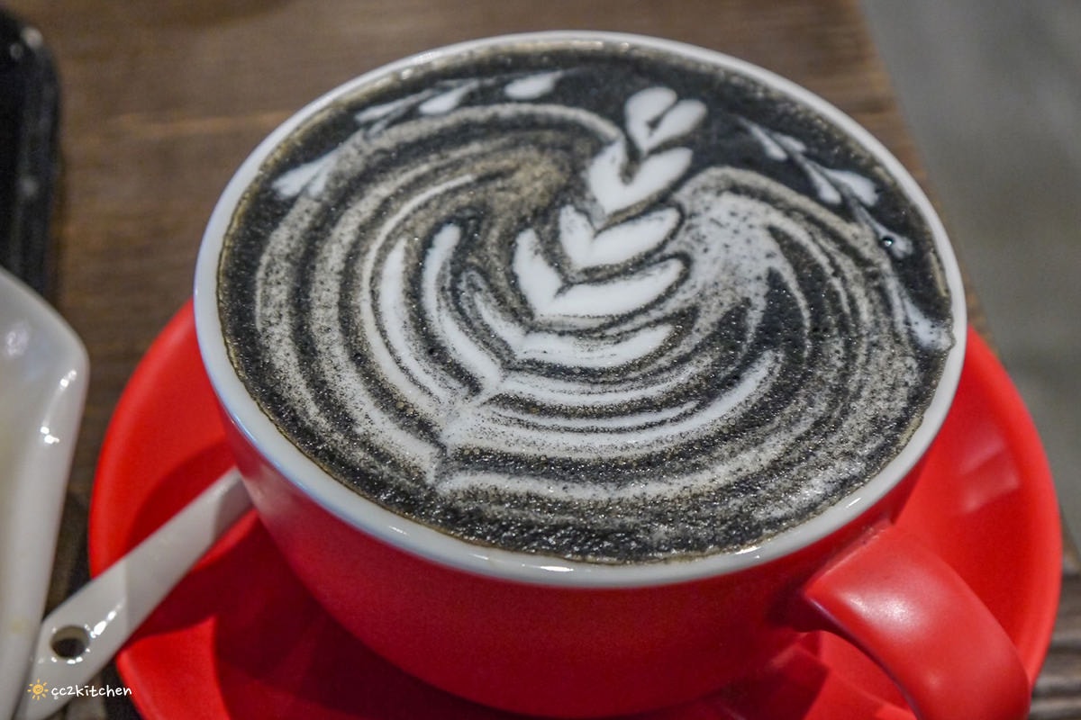 比臉還長的大魷魚整尾霸氣上桌！花蓮富里「富鄉咖啡食堂」魷魚+義大利麵或燉飯(附飲品)只要280元，CP值超高～