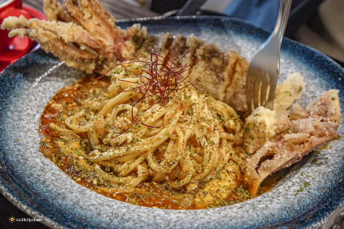 比臉還長的大魷魚整尾霸氣上桌！花蓮富里「富鄉咖啡食堂」魷魚+義大利麵或燉飯(附飲品)只要280元，CP值超高～