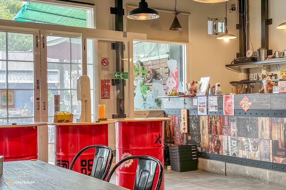 比臉還長的大魷魚整尾霸氣上桌！花蓮富里「富鄉咖啡食堂」魷魚+義大利麵或燉飯(附飲品)只要280元，CP值超高～