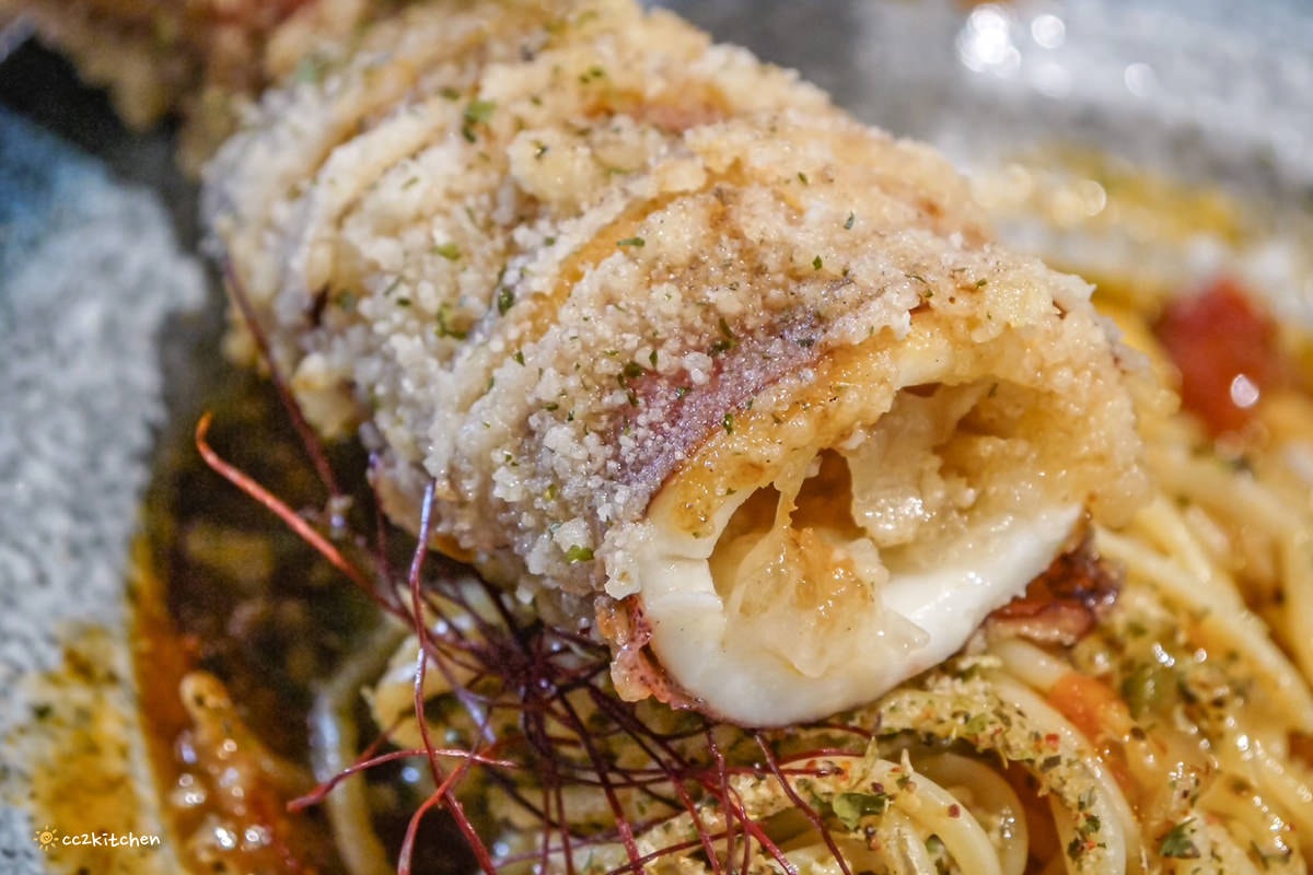 比臉還長的大魷魚整尾霸氣上桌！花蓮富里「富鄉咖啡食堂」魷魚+義大利麵或燉飯(附飲品)只要280元，CP值超高～