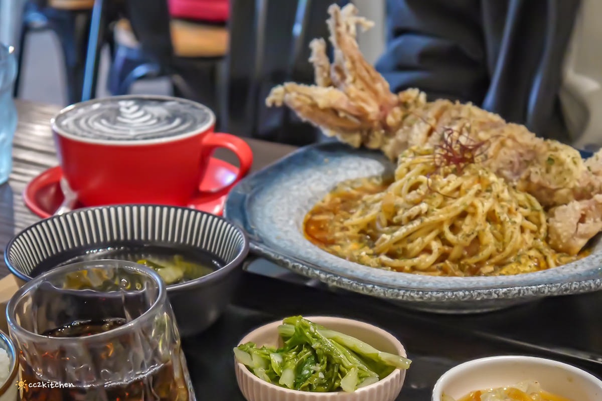 比臉還長的大魷魚整尾霸氣上桌！花蓮富里「富鄉咖啡食堂」魷魚+義大利麵或燉飯(附飲品)只要280元，CP值超高～