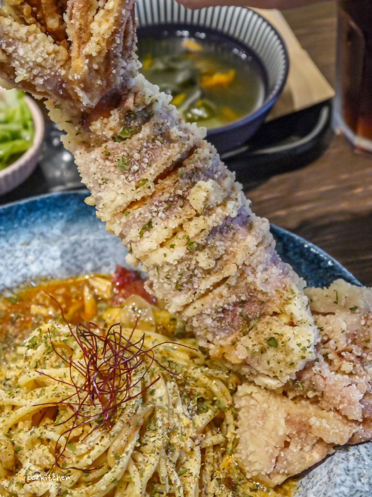 比臉還長的大魷魚整尾霸氣上桌！花蓮富里「富鄉咖啡食堂」魷魚+義大利麵或燉飯(附飲品)只要280元，CP值超高～