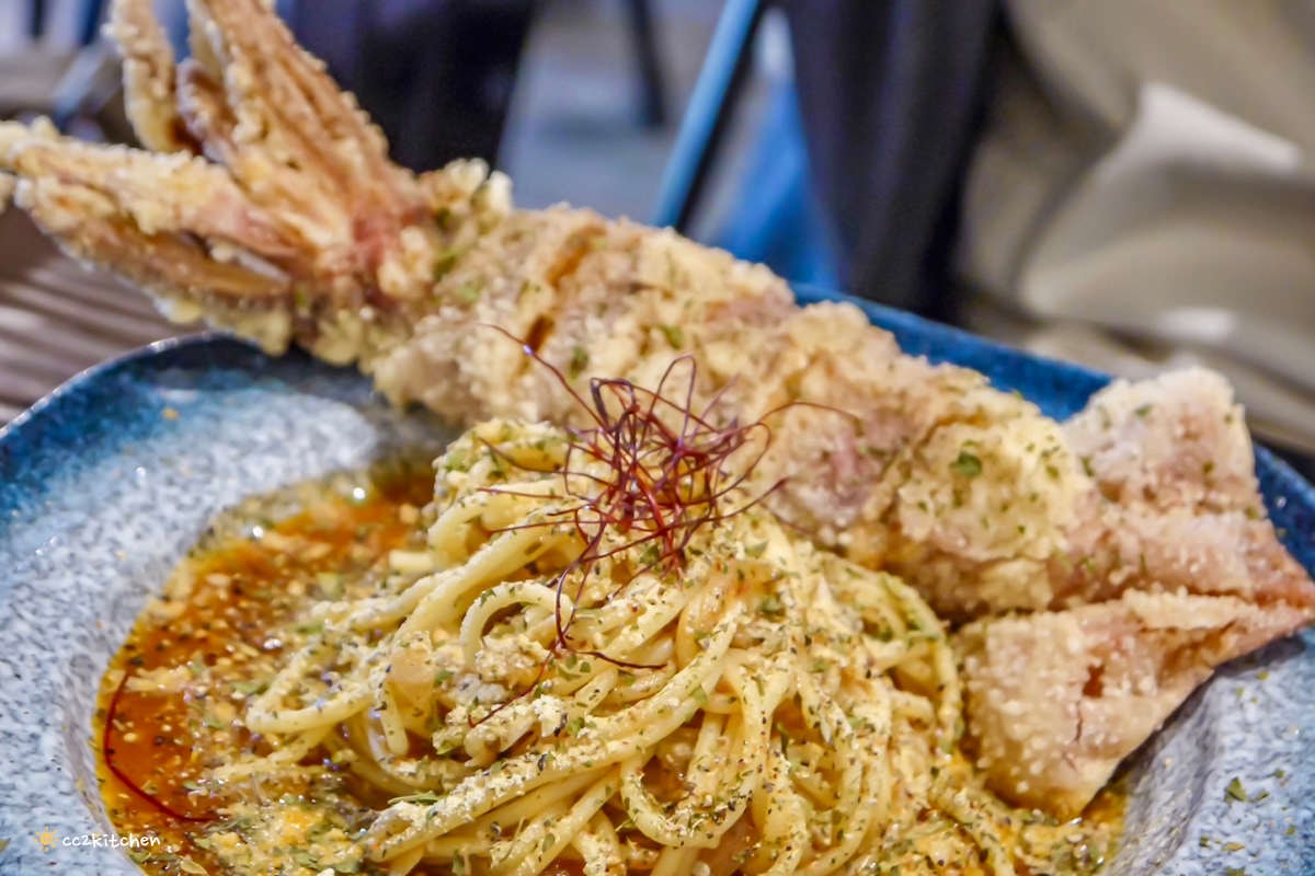 比臉還長的大魷魚整尾霸氣上桌！花蓮富里「富鄉咖啡食堂」魷魚+義大利麵或燉飯(附飲品)只要280元，CP值超高～