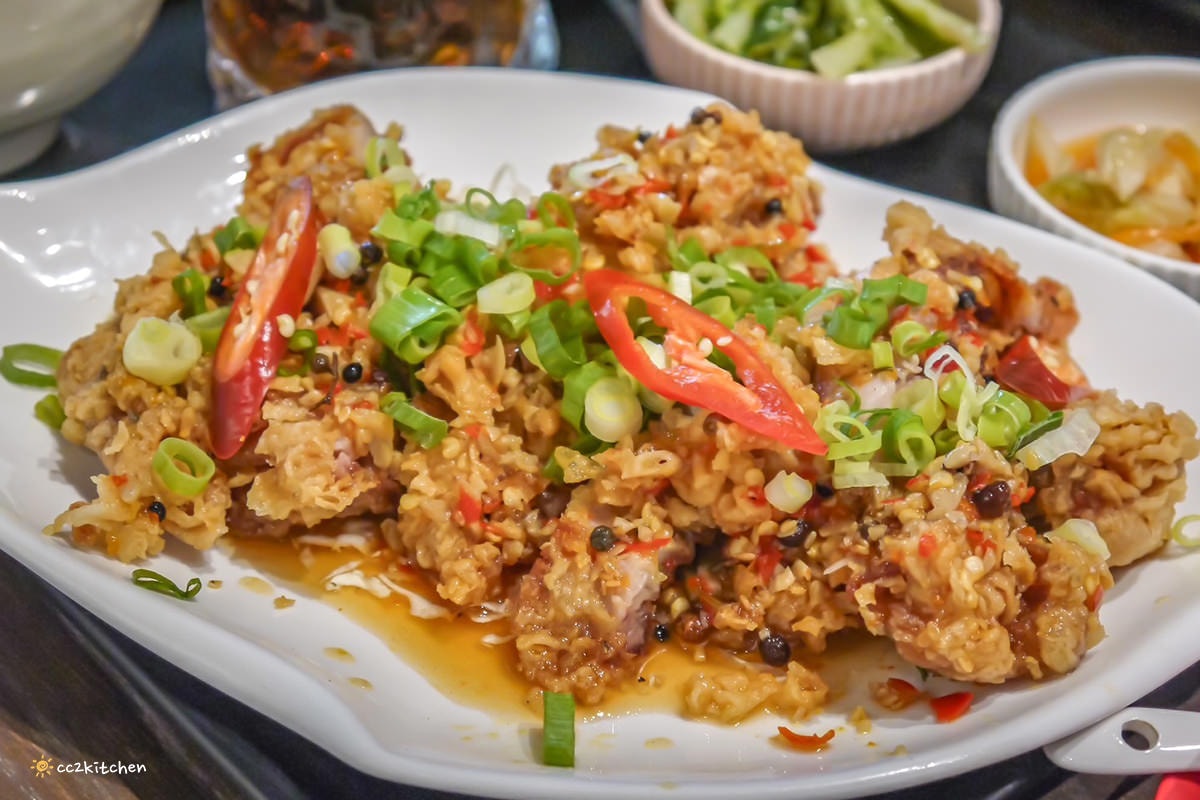 比臉還長的大魷魚整尾霸氣上桌！花蓮富里「富鄉咖啡食堂」魷魚+義大利麵或燉飯(附飲品)只要280元，CP值超高～