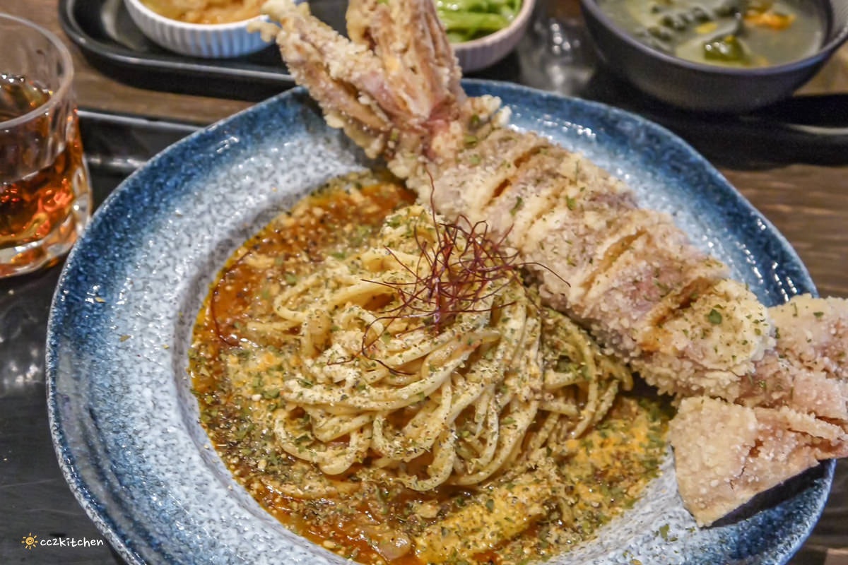 比臉還長的大魷魚整尾霸氣上桌！花蓮富里「富鄉咖啡食堂」魷魚+義大利麵或燉飯(附飲品)只要280元，CP值超高～