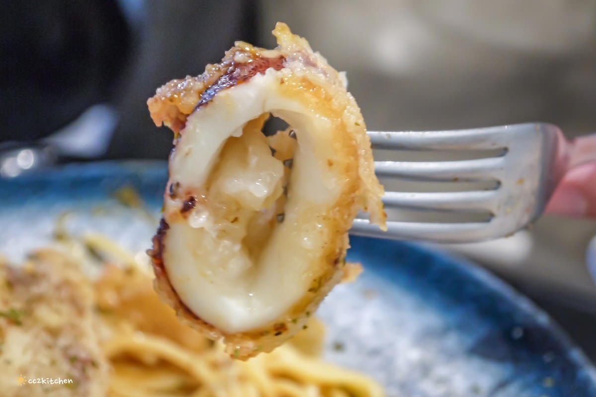 比臉還長的大魷魚整尾霸氣上桌！花蓮富里「富鄉咖啡食堂」魷魚+義大利麵或燉飯(附飲品)只要280元，CP值超高～