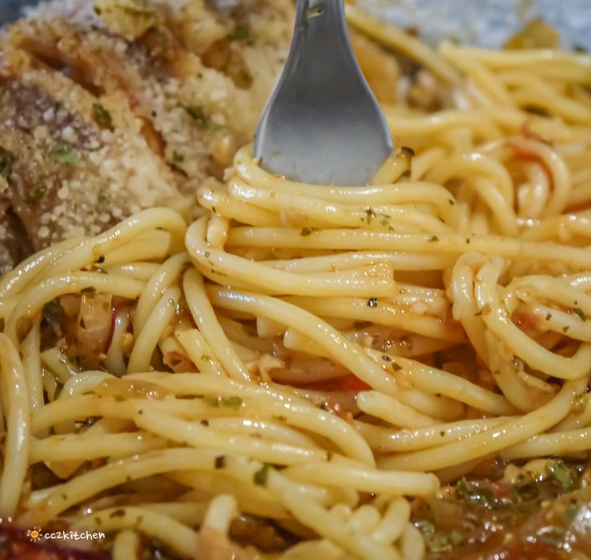 比臉還長的大魷魚整尾霸氣上桌！花蓮富里「富鄉咖啡食堂」魷魚+義大利麵或燉飯(附飲品)只要280元，CP值超高～