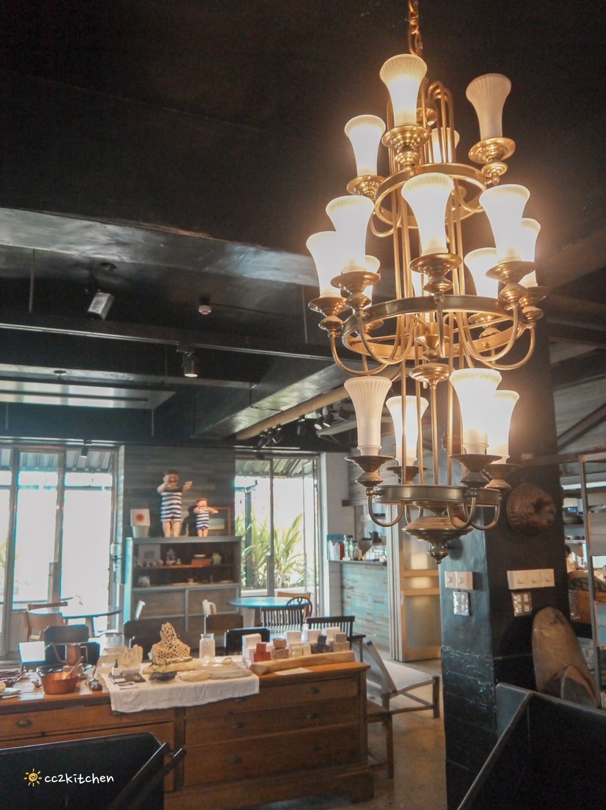 台東慢食評鑑二星早午餐「台東有知鳥hiii birdie」，隱藏在舊糖廠東糖文創園區裡的特色餐廳，選物空間、書店、工藝創作。