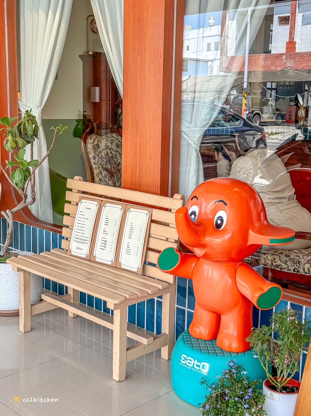 台東超人氣昭和風咖啡廳「沐芓Muzi Kissaten」懷舊日式喫茶所。大推厚蛋三明治，厚實酥脆耐人尋味！昭和硬布丁扎實綿密～台東早午餐咖啡店推薦。