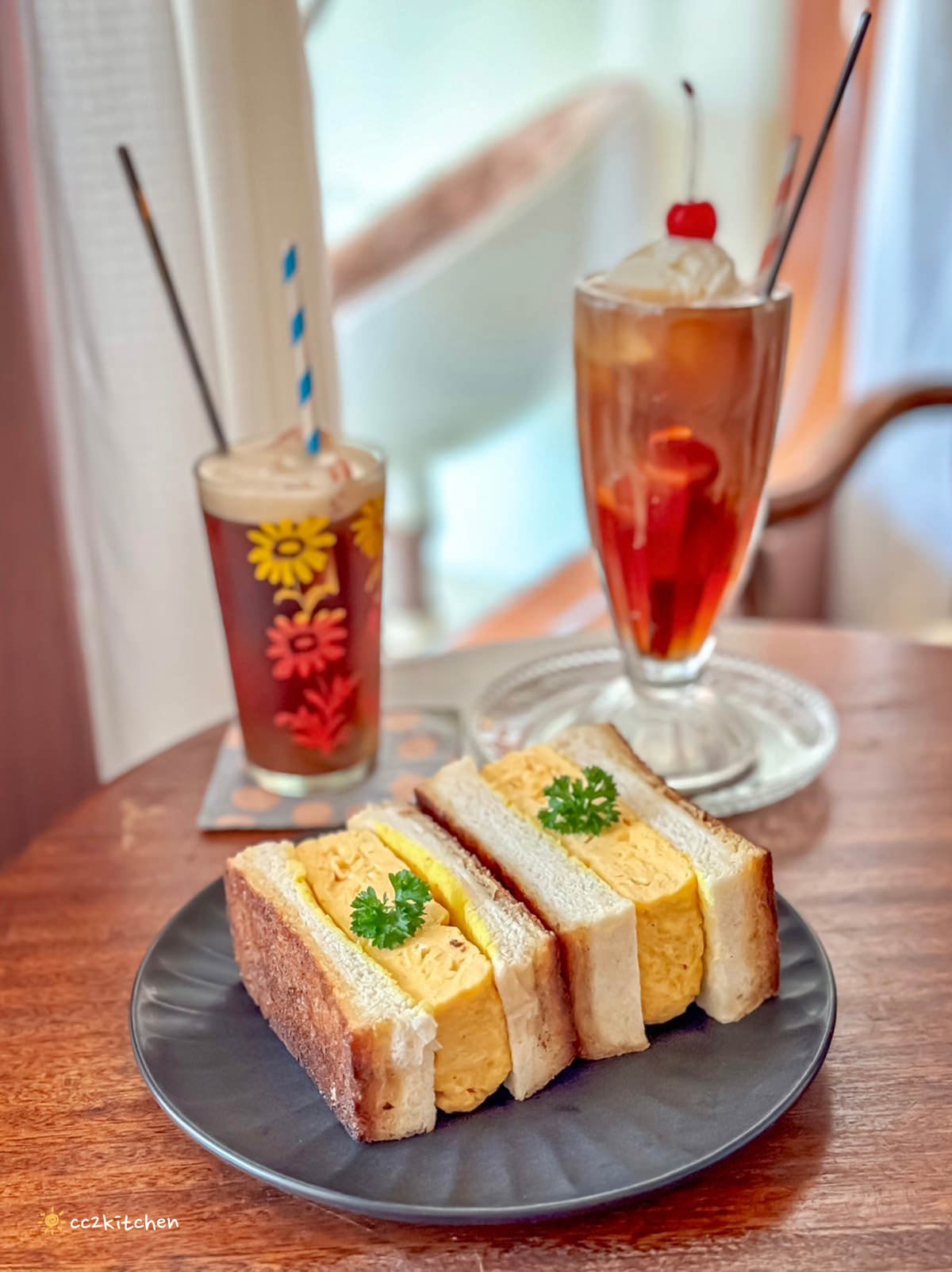 台東超人氣昭和風咖啡廳「沐芓Muzi Kissaten」懷舊日式喫茶所。大推厚蛋三明治，厚實酥脆耐人尋味！昭和硬布丁扎實綿密～台東早午餐咖啡店推薦。