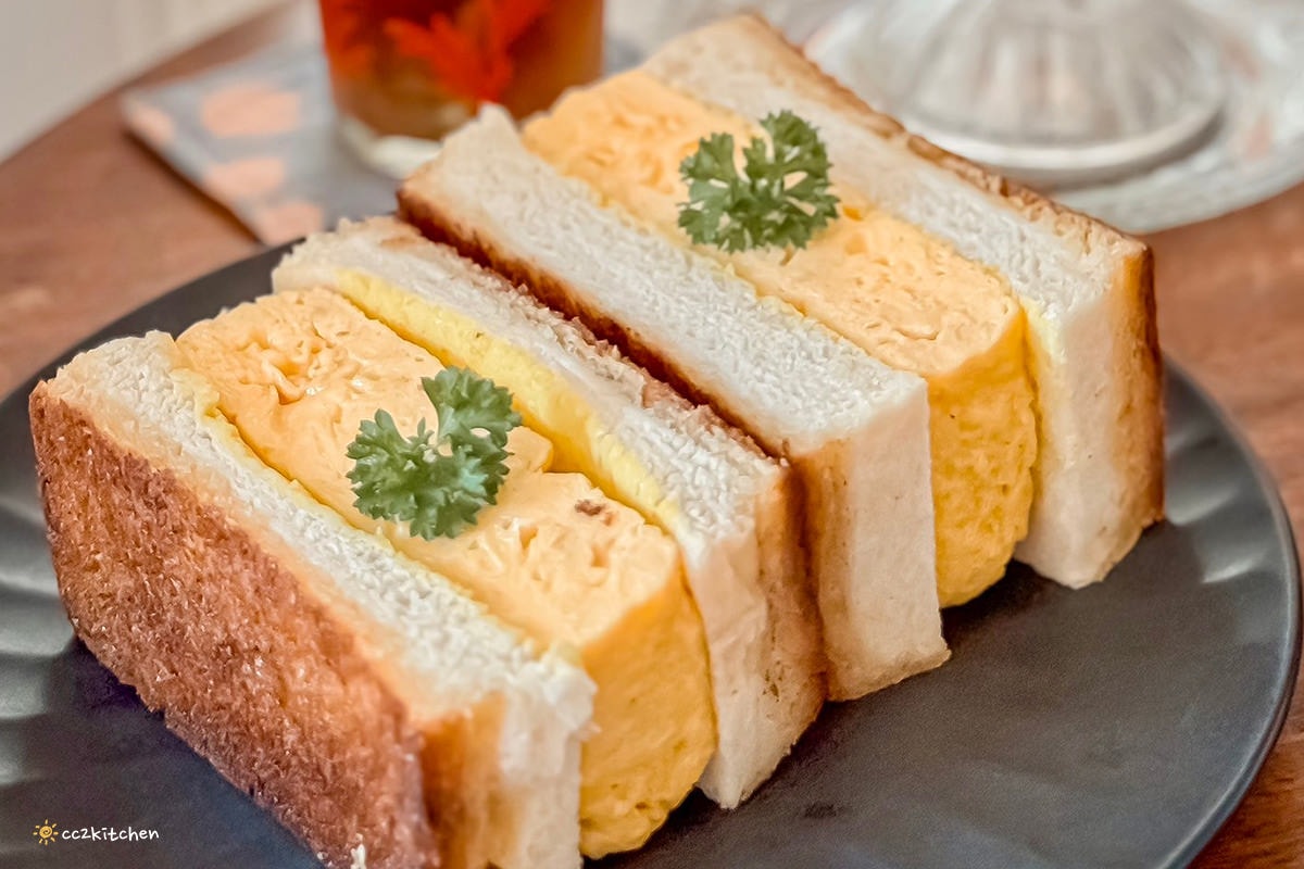 台東超人氣昭和風咖啡廳「沐芓Muzi Kissaten」懷舊日式喫茶所。大推厚蛋三明治，厚實酥脆耐人尋味！昭和硬布丁扎實綿密～台東早午餐咖啡店推薦。