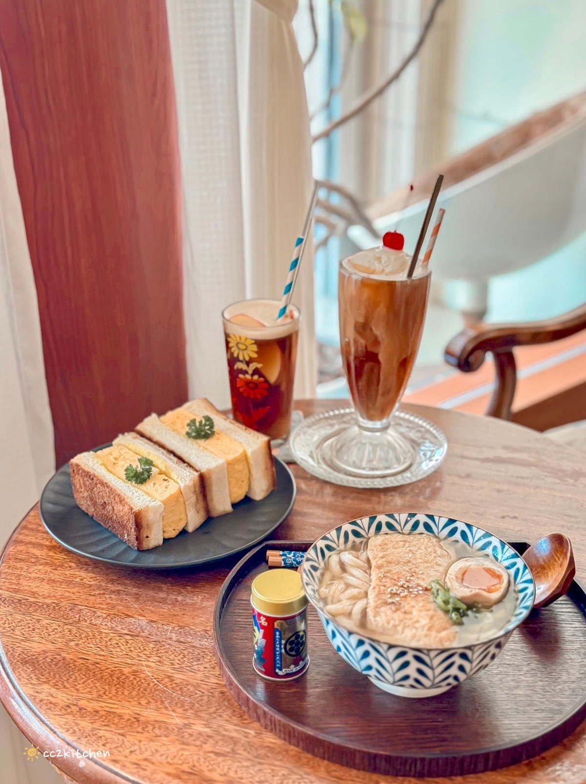 台東超人氣昭和風咖啡廳「沐芓Muzi Kissaten」懷舊日式喫茶所。大推厚蛋三明治，厚實酥脆耐人尋味！昭和硬布丁扎實綿密～台東早午餐咖啡店推薦。