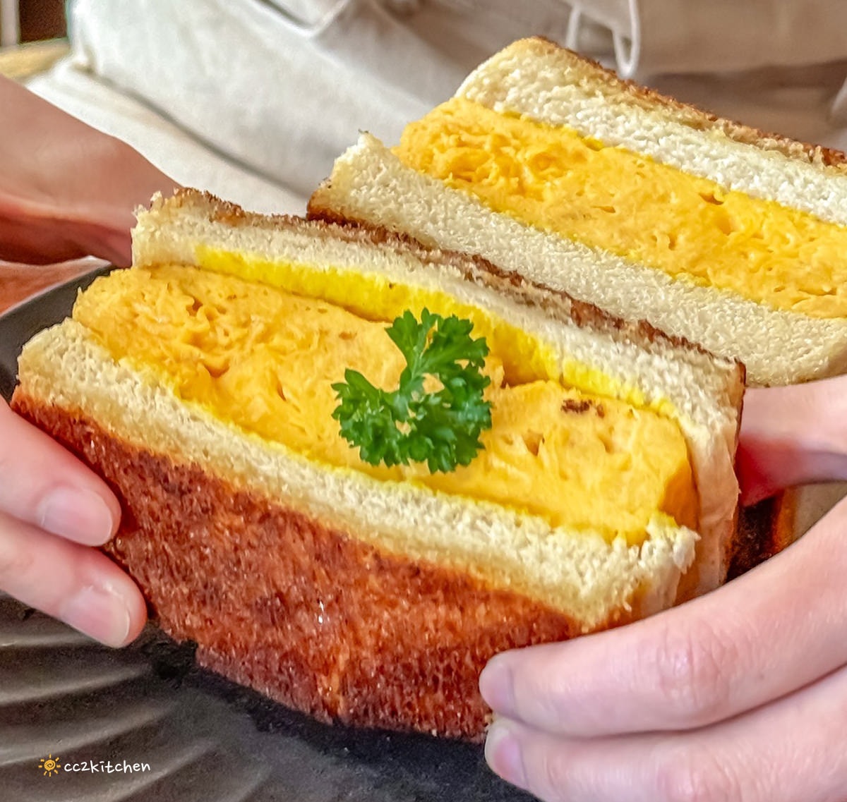 台東超人氣昭和風咖啡廳「沐芓Muzi Kissaten」懷舊日式喫茶所。大推厚蛋三明治，厚實酥脆耐人尋味！昭和硬布丁扎實綿密～台東早午餐咖啡店推薦。