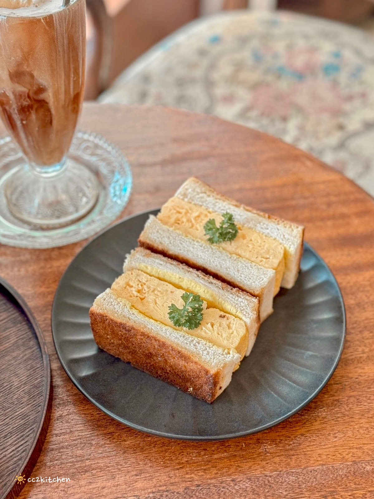 台東超人氣昭和風咖啡廳「沐芓Muzi Kissaten」懷舊日式喫茶所。大推厚蛋三明治，厚實酥脆耐人尋味！昭和硬布丁扎實綿密～台東早午餐咖啡店推薦。