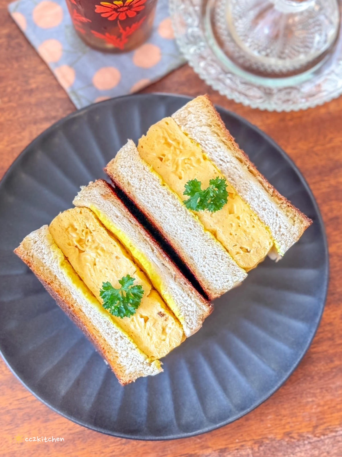 台東超人氣昭和風咖啡廳「沐芓Muzi Kissaten」懷舊日式喫茶所。大推厚蛋三明治，厚實酥脆耐人尋味！昭和硬布丁扎實綿密～台東早午餐咖啡店推薦。