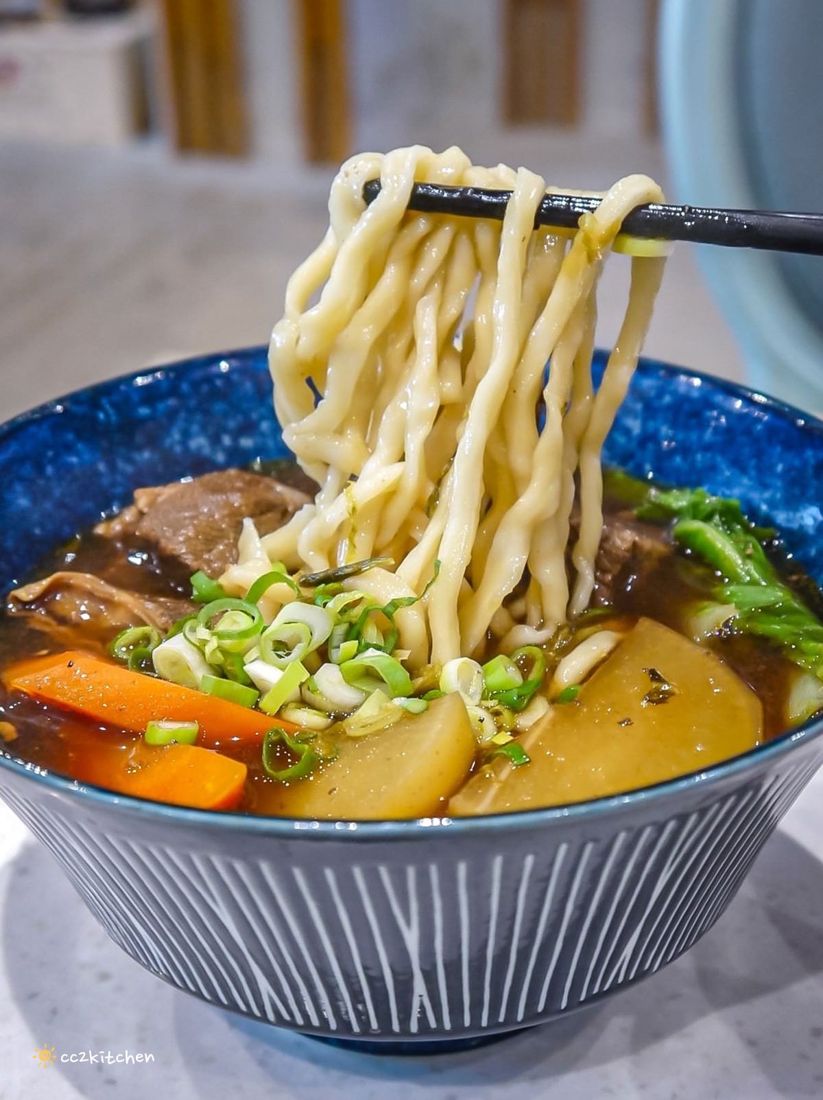 一週只營業1.5天的限量牛肉麵！台東等等牛肉麵（斑鳩33牛肉麵）藏身在民宿裡的文青風麵店，台東隱藏版小吃美食推薦。