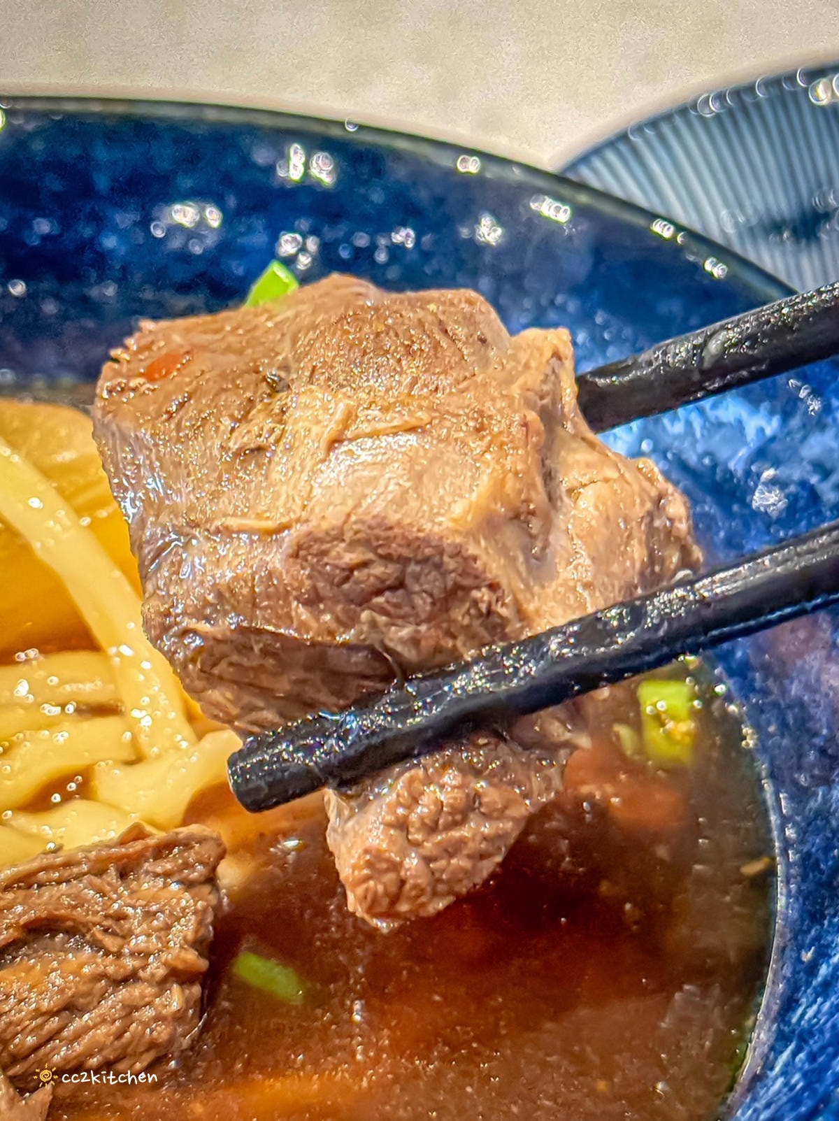 一週只營業1.5天的限量牛肉麵！台東等等牛肉麵（斑鳩33牛肉麵）藏身在民宿裡的文青風麵店，台東隱藏版小吃美食推薦。