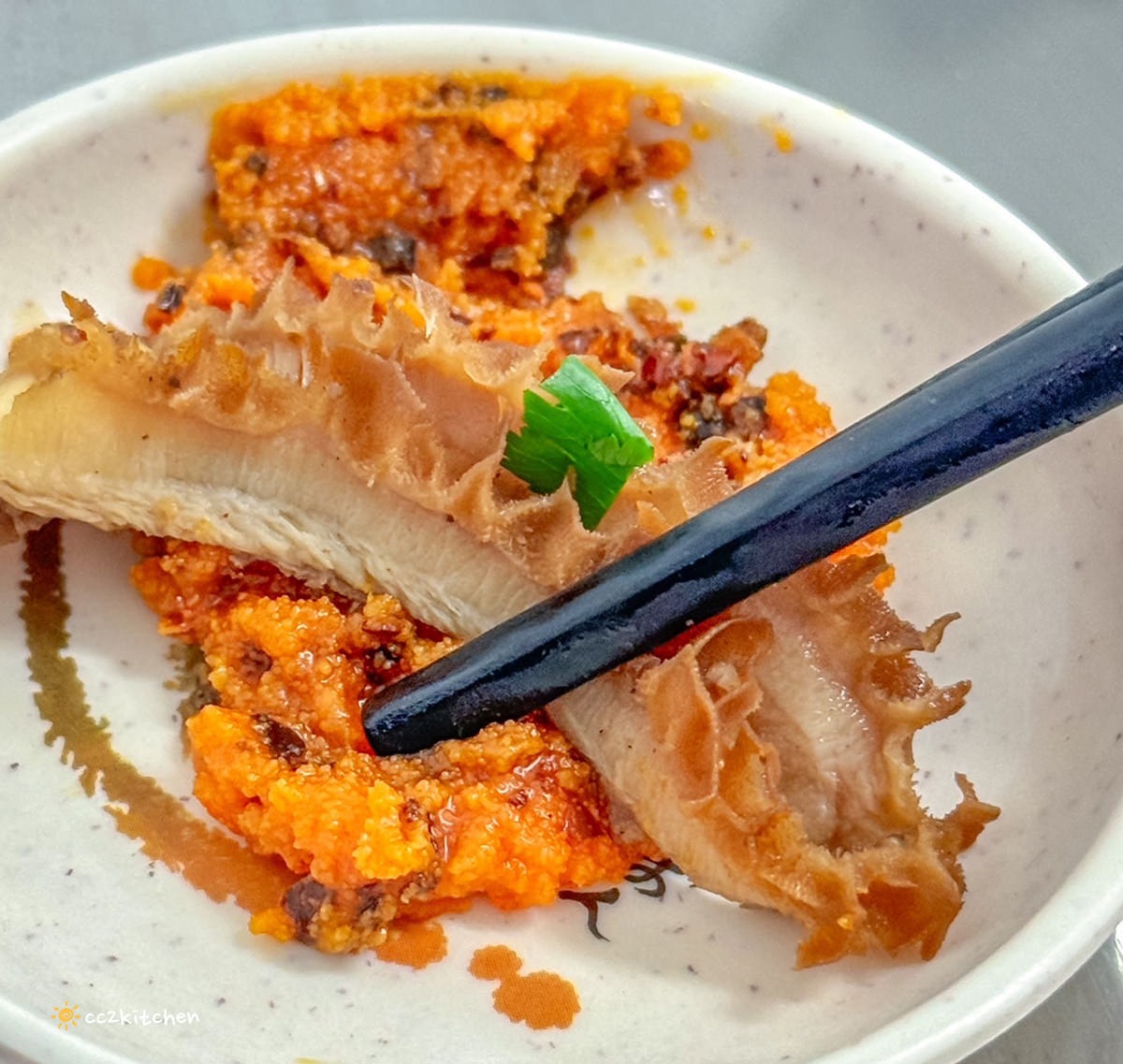 台東知本特色小吃「老傳長手工砂鍋牛羊肉麵」Q彈帶勁的皮帶麵搭配清燉大骨湯，牛肉、羊肉麵一次擁有！懷舊的眷村美食、知本美食推薦。