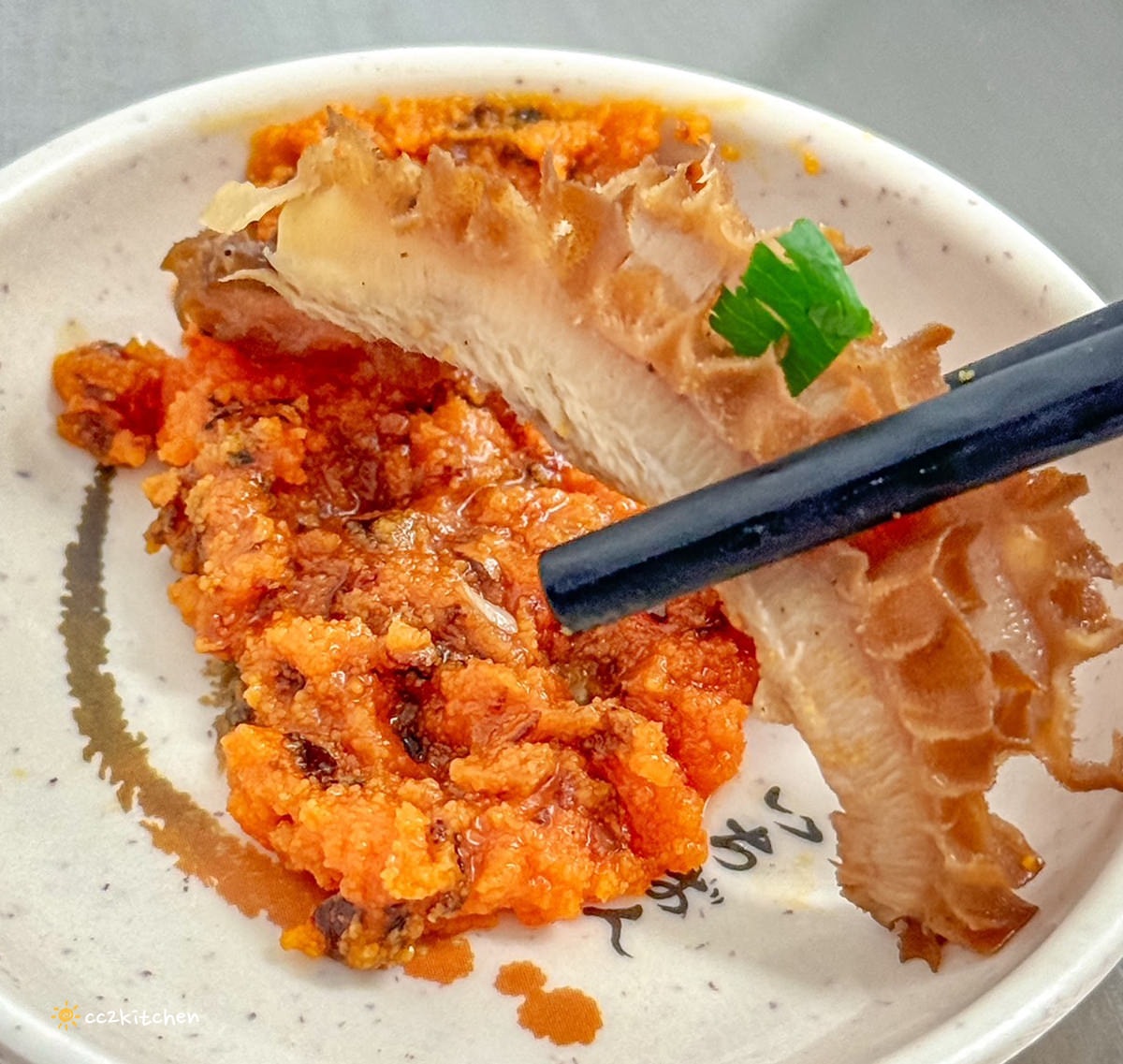 台東知本特色小吃「老傳長手工砂鍋牛羊肉麵」Q彈帶勁的皮帶麵搭配清燉大骨湯，牛肉、羊肉麵一次擁有！懷舊的眷村美食、知本美食推薦。