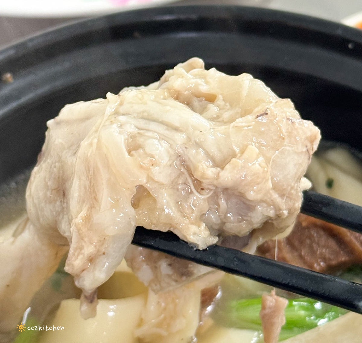 台東知本特色小吃「老傳長手工砂鍋牛羊肉麵」Q彈帶勁的皮帶麵搭配清燉大骨湯，牛肉、羊肉麵一次擁有！懷舊的眷村美食、知本美食推薦。