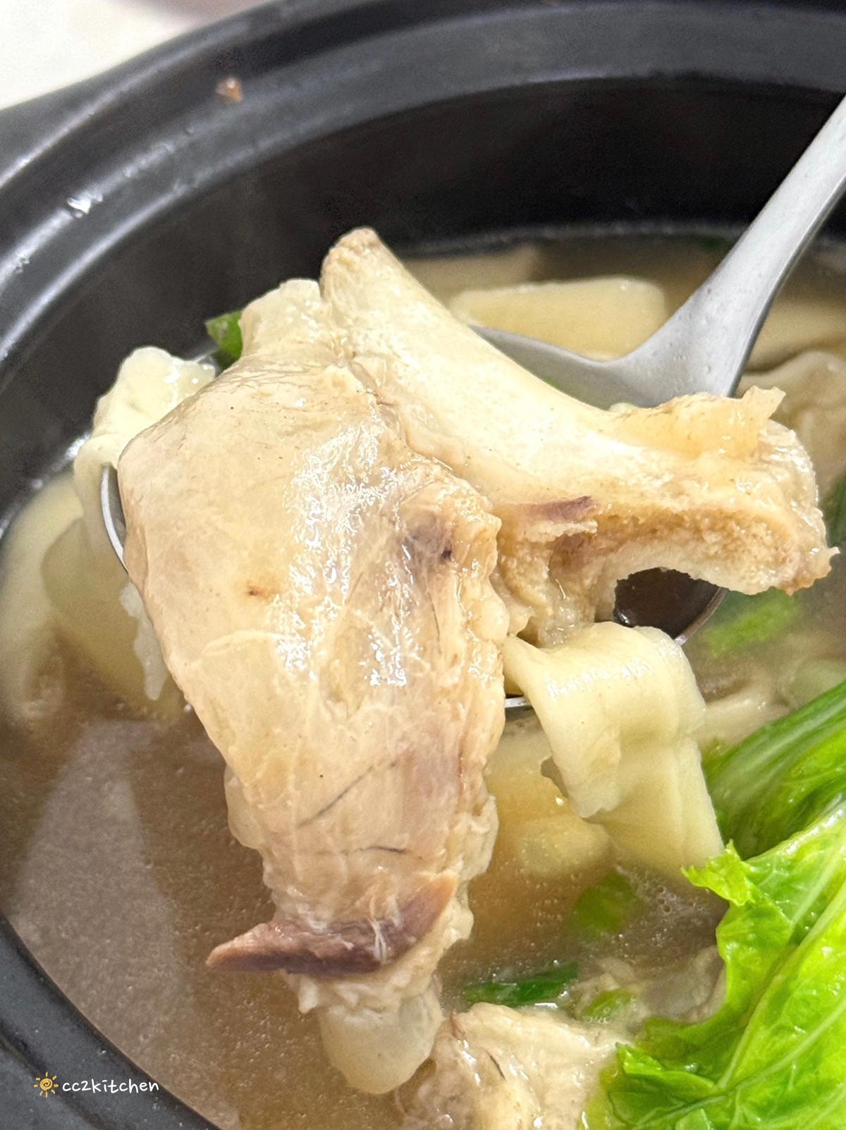 台東知本特色小吃「老傳長手工砂鍋牛羊肉麵」Q彈帶勁的皮帶麵搭配清燉大骨湯，牛肉、羊肉麵一次擁有！懷舊的眷村美食、知本美食推薦。