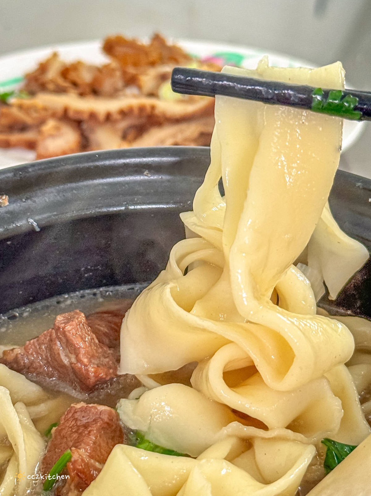 台東知本特色小吃「老傳長手工砂鍋牛羊肉麵」Q彈帶勁的皮帶麵搭配清燉大骨湯，牛肉、羊肉麵一次擁有！懷舊的眷村美食、知本美食推薦。