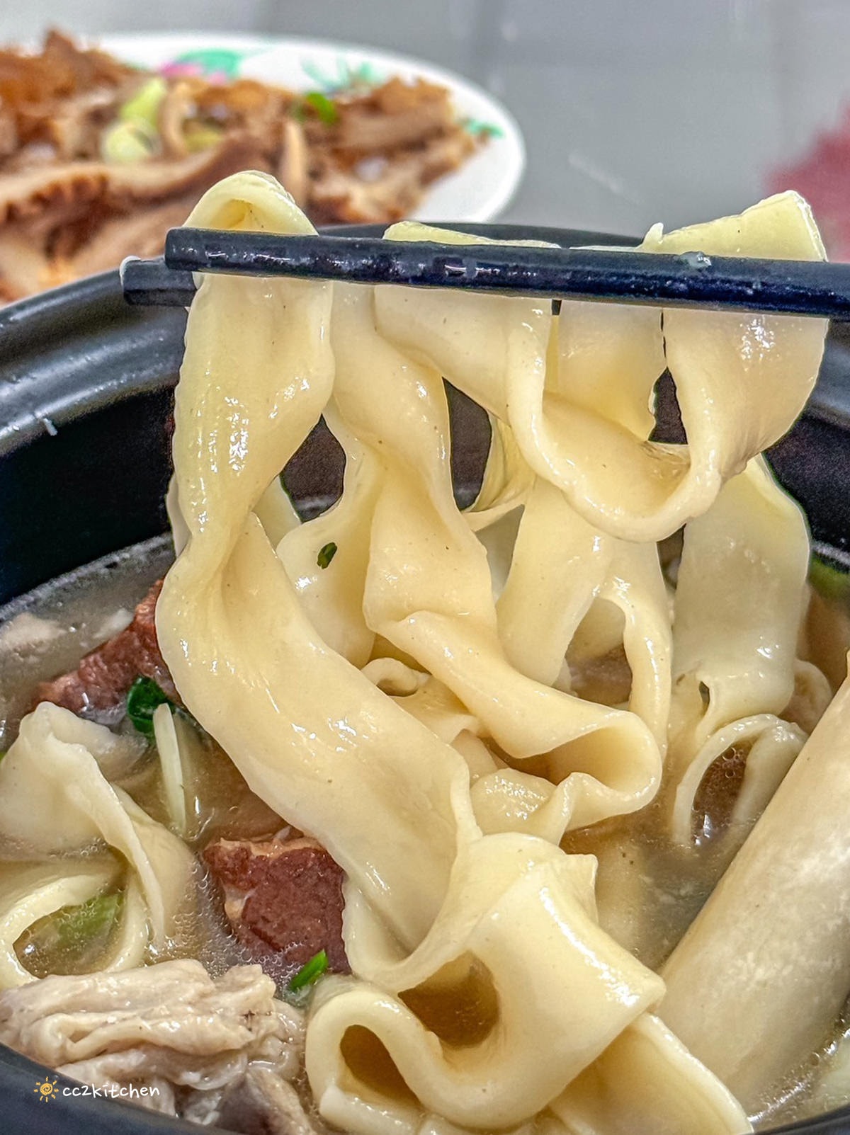 台東知本特色小吃「老傳長手工砂鍋牛羊肉麵」Q彈帶勁的皮帶麵搭配清燉大骨湯，牛肉、羊肉麵一次擁有！懷舊的眷村美食、知本美食推薦。