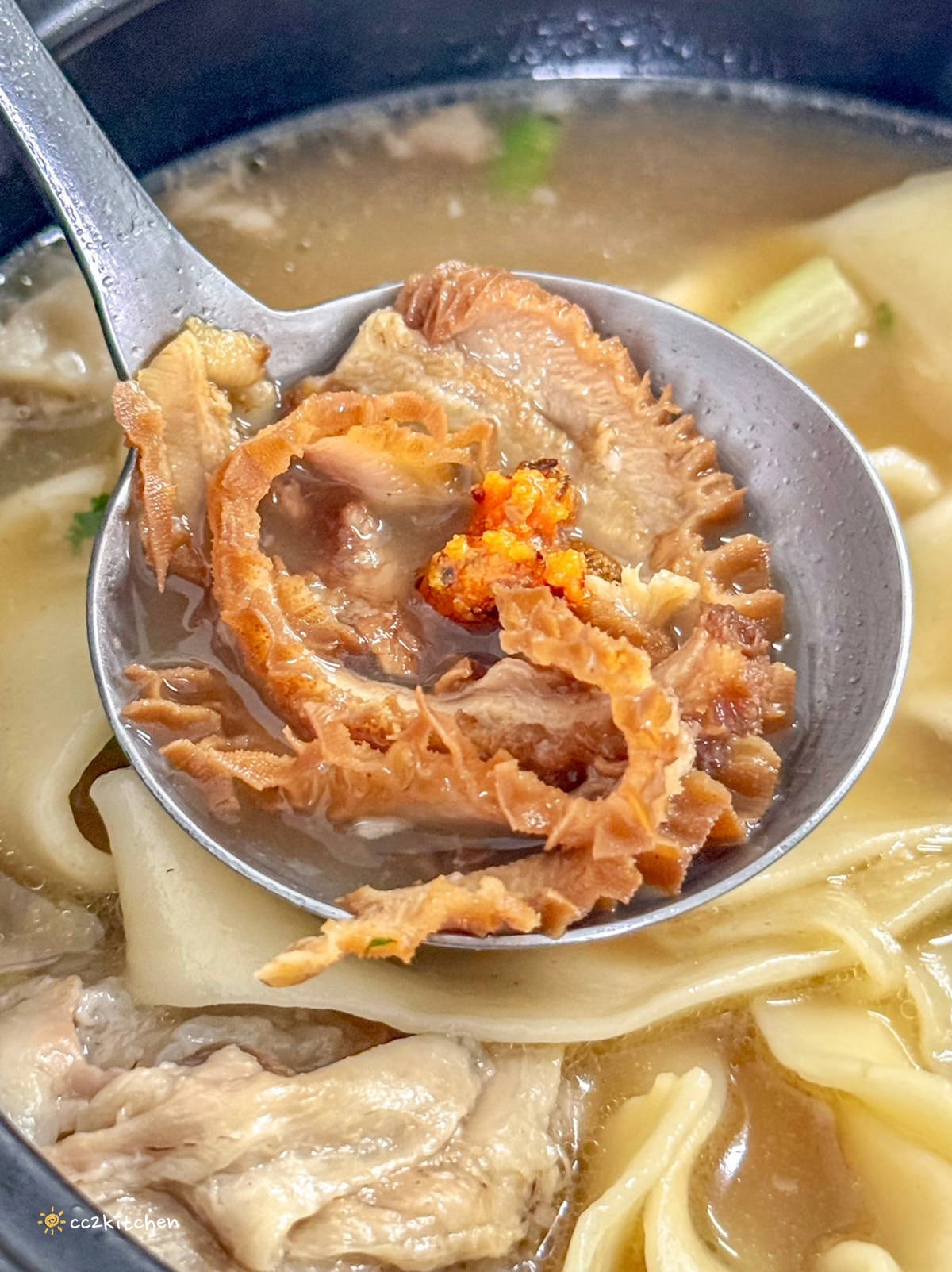 台東知本特色小吃「老傳長手工砂鍋牛羊肉麵」Q彈帶勁的皮帶麵搭配清燉大骨湯，牛肉、羊肉麵一次擁有！懷舊的眷村美食、知本美食推薦。