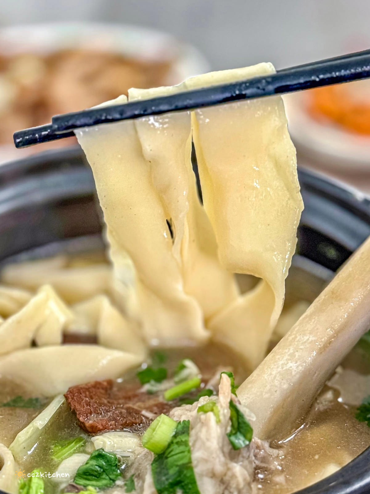 台東知本特色小吃「老傳長手工砂鍋牛羊肉麵」Q彈帶勁的皮帶麵搭配清燉大骨湯，牛肉、羊肉麵一次擁有！懷舊的眷村美食、知本美食推薦。