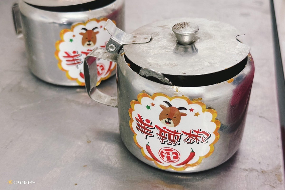 台東知本特色小吃「老傳長手工砂鍋牛羊肉麵」Q彈帶勁的皮帶麵搭配清燉大骨湯，牛肉、羊肉麵一次擁有！懷舊的眷村美食、知本美食推薦。