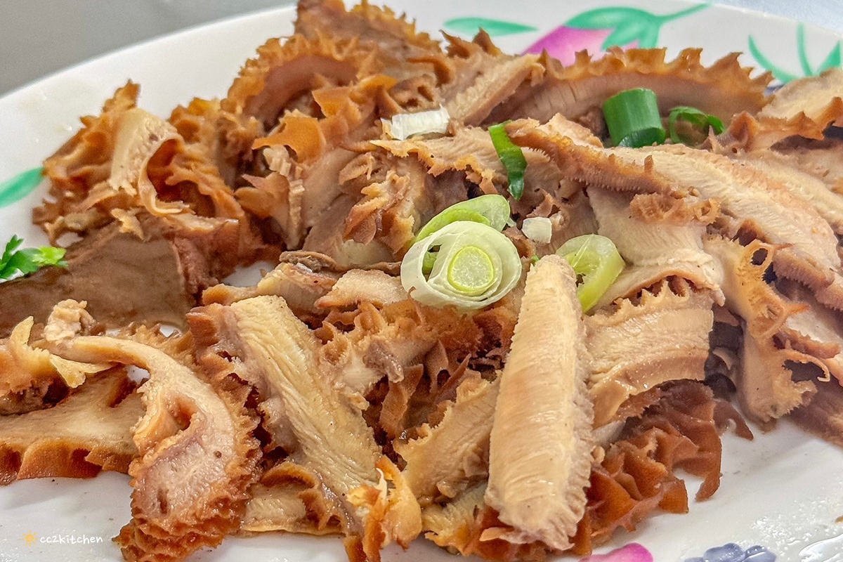 台東知本特色小吃「老傳長手工砂鍋牛羊肉麵」Q彈帶勁的皮帶麵搭配清燉大骨湯，牛肉、羊肉麵一次擁有！懷舊的眷村美食、知本美食推薦。