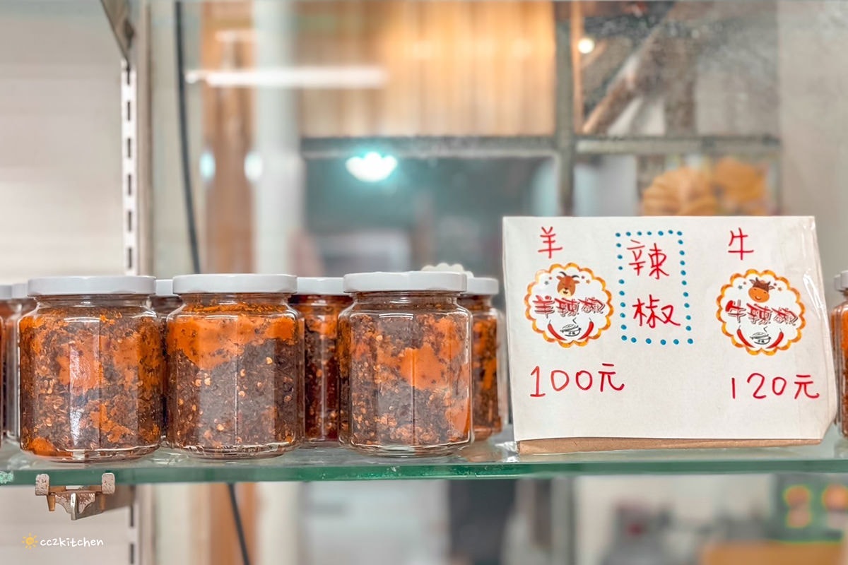 台東知本特色小吃「老傳長手工砂鍋牛羊肉麵」Q彈帶勁的皮帶麵搭配清燉大骨湯，牛肉、羊肉麵一次擁有！懷舊的眷村美食、知本美食推薦。