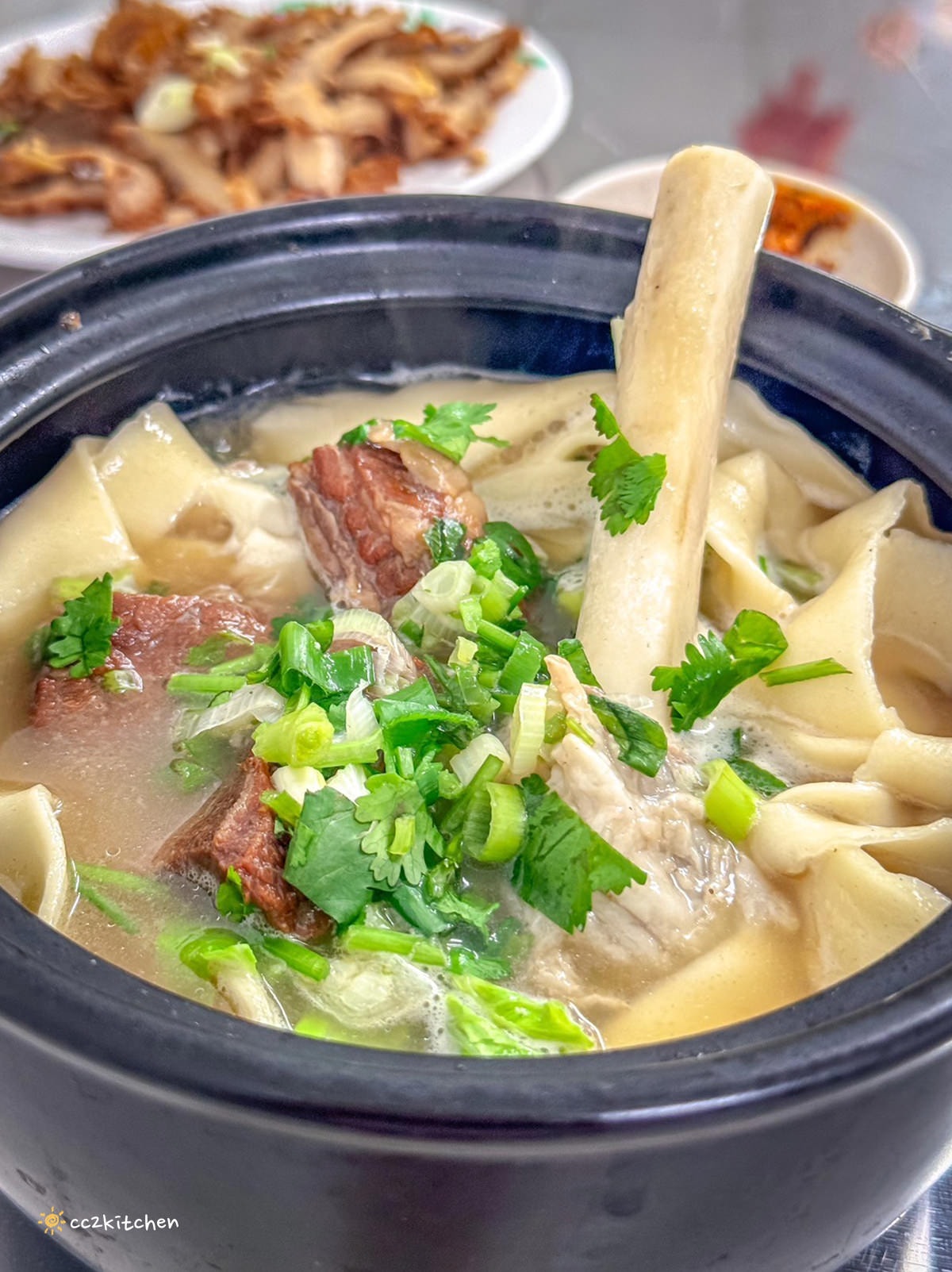 台東知本特色小吃「老傳長手工砂鍋牛羊肉麵」Q彈帶勁的皮帶麵搭配清燉大骨湯，牛肉、羊肉麵一次擁有！懷舊的眷村美食、知本美食推薦。