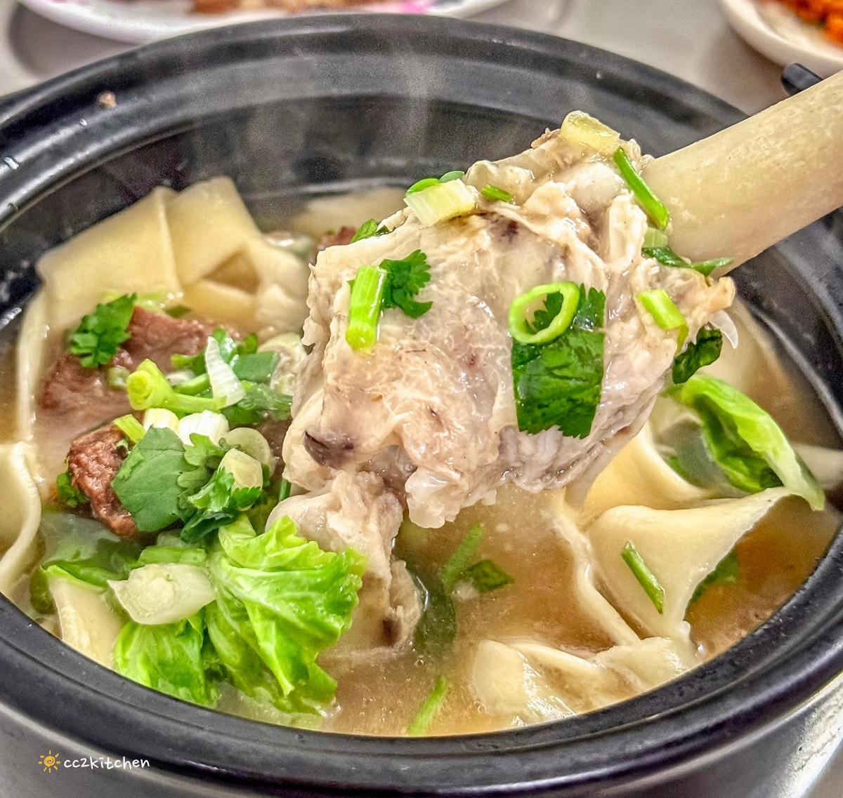 台東知本特色小吃「老傳長手工砂鍋牛羊肉麵」Q彈帶勁的皮帶麵搭配清燉大骨湯，牛肉、羊肉麵一次擁有！懷舊的眷村美食、知本美食推薦。