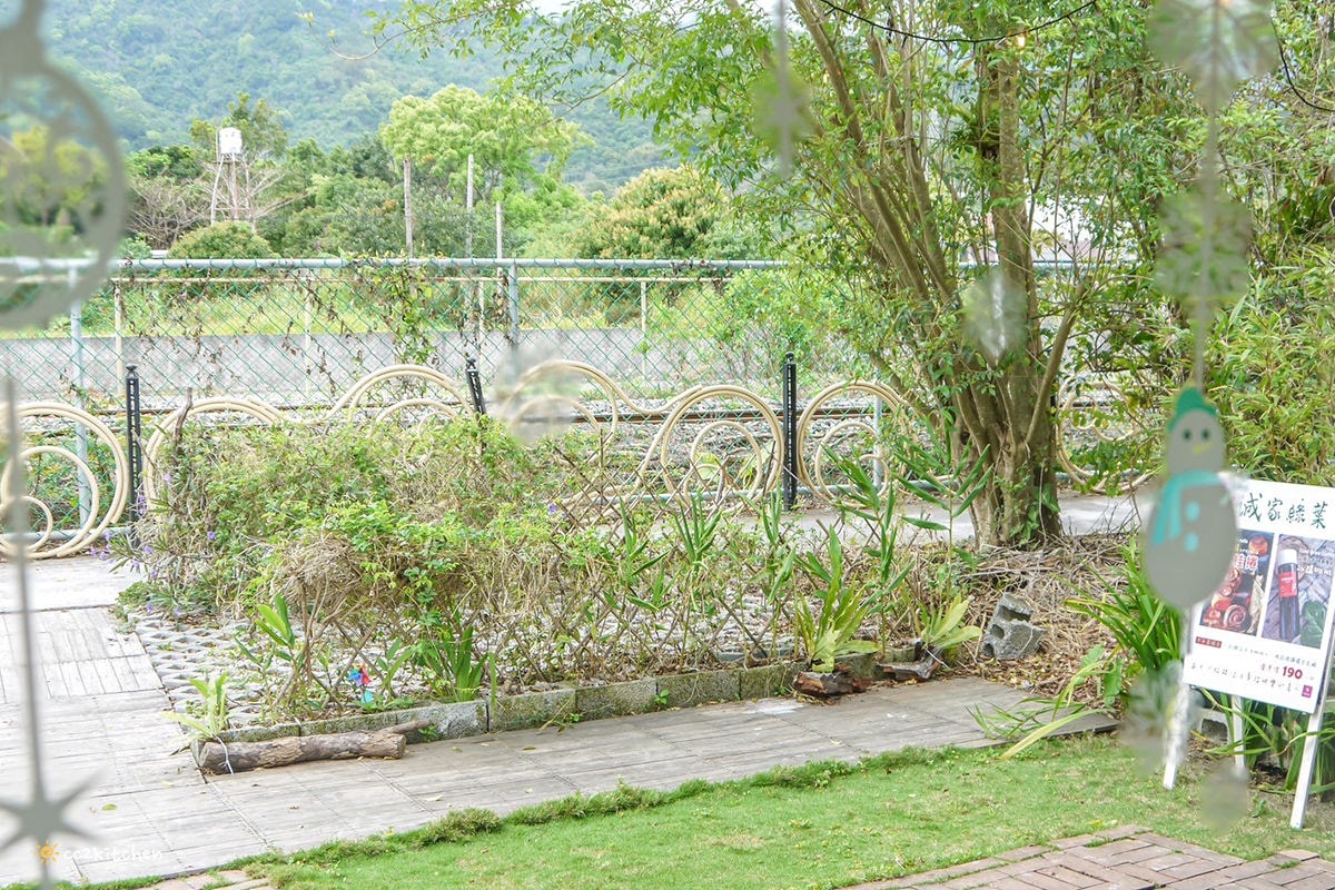 隱藏在花東縱谷裡的貓咪咖啡廳！玉里「誠家綠葉」鐵道第一排鄉間咖啡，與親人的貓咪互動、近距離看火車奔馳、品嘗美味下午茶！