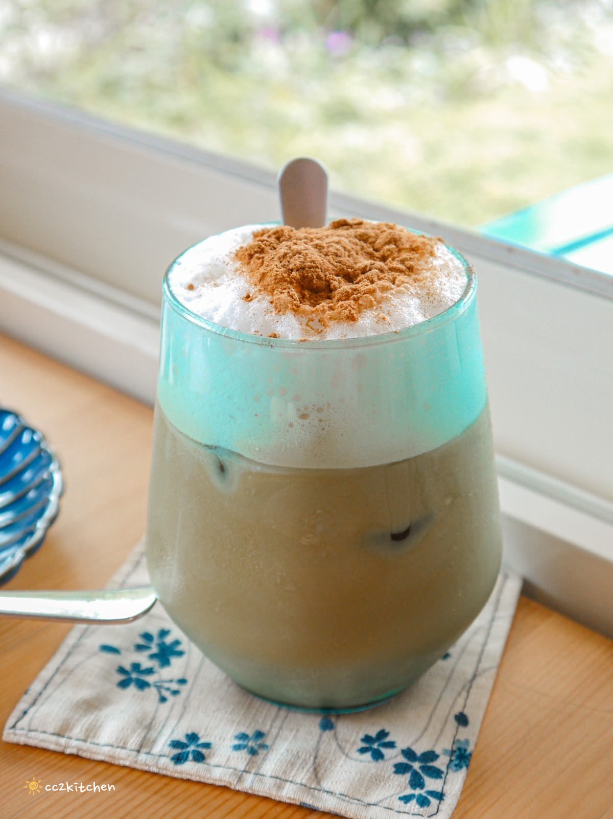 隱藏在花東縱谷裡的貓咪咖啡廳！玉里「誠家綠葉」鐵道第一排鄉間咖啡，與親人的貓咪互動、近距離看火車奔馳、品嘗美味下午茶！