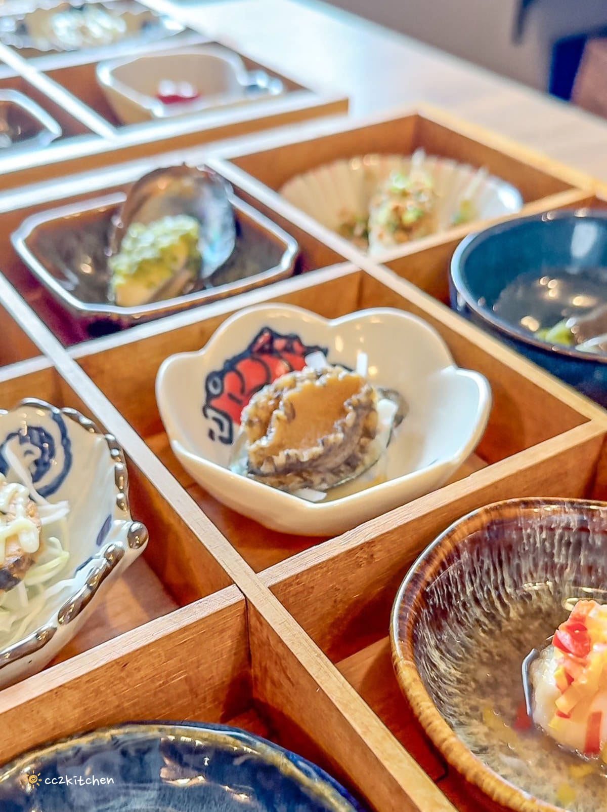 台東平價無菜單料理「長光食作」，海味九宮格吸睛又有創意！預約制單人套餐千元有找～台式料理結合西式手法，道道好吃不踩雷。