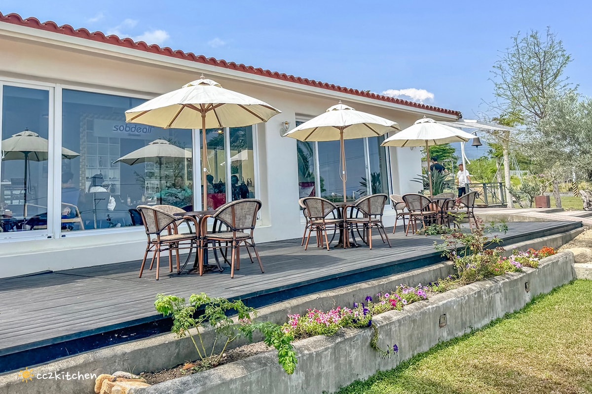 台東海景咖啡「沙伯迪澳橄欖莊園SOBDEALL」，都蘭山下的秘境咖啡，依山傍海坐擁蔚藍海景與蒼鬱山景。