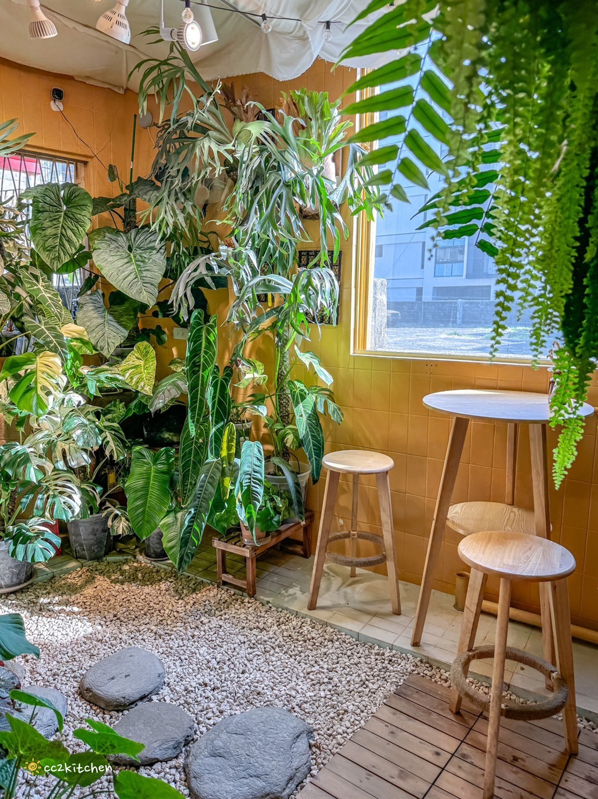 台東叢林風網美咖啡店！「一塊甜地」植物系、文青裝潢，造型LOGO舒芙蕾可愛吸睛又美味～