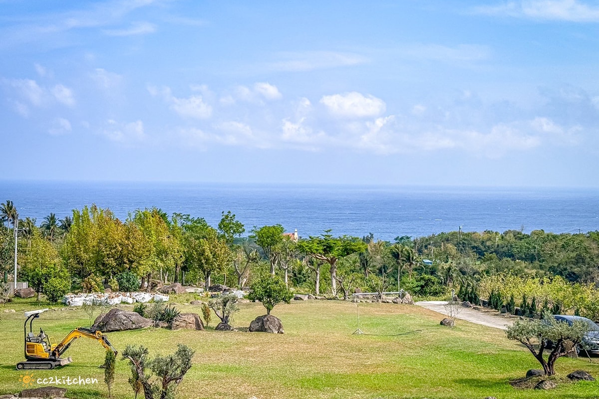 台東海景咖啡「沙伯迪澳橄欖莊園SOBDEALL」，都蘭山下的秘境咖啡，依山傍海坐擁蔚藍海景與蒼鬱山景。