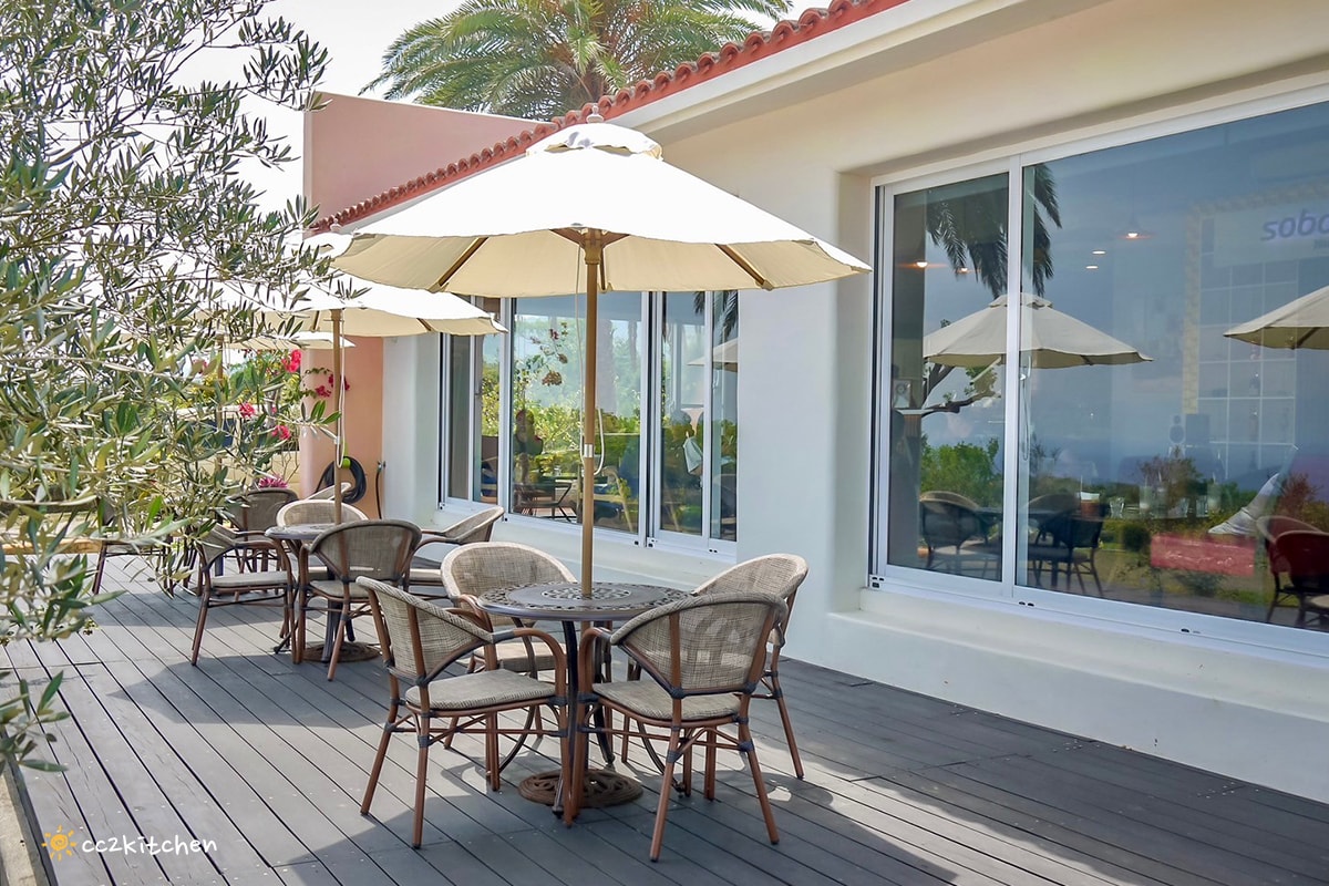 台東海景咖啡「沙伯迪澳橄欖莊園SOBDEALL」，都蘭山下的秘境咖啡，依山傍海坐擁蔚藍海景與蒼鬱山景。