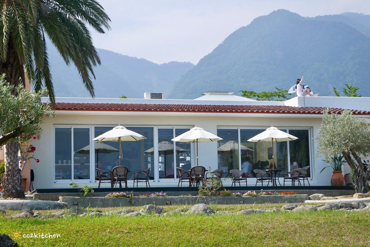 台東海景咖啡「沙伯迪澳橄欖莊園SOBDEALL」，都蘭山下的秘境咖啡，依山傍海坐擁蔚藍海景與蒼鬱山景。