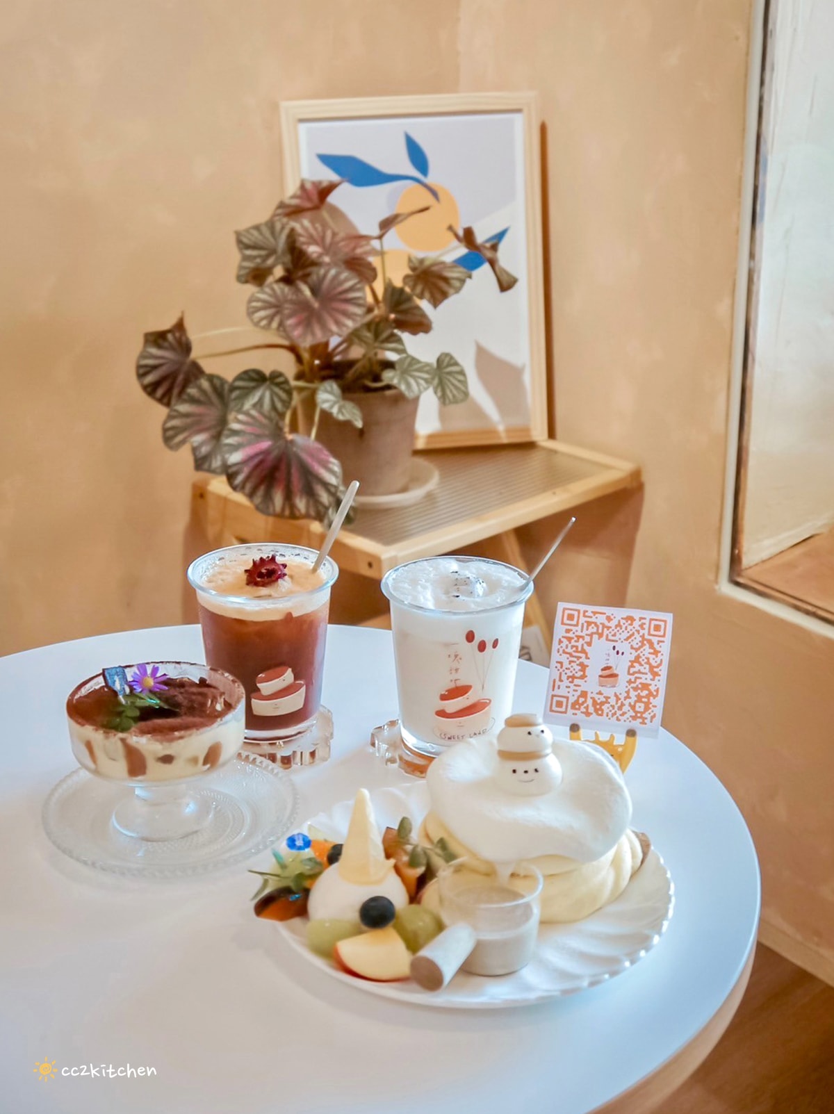 台東叢林風網美咖啡店！「一塊甜地」植物系、文青裝潢，造型LOGO舒芙蕾可愛吸睛又美味～