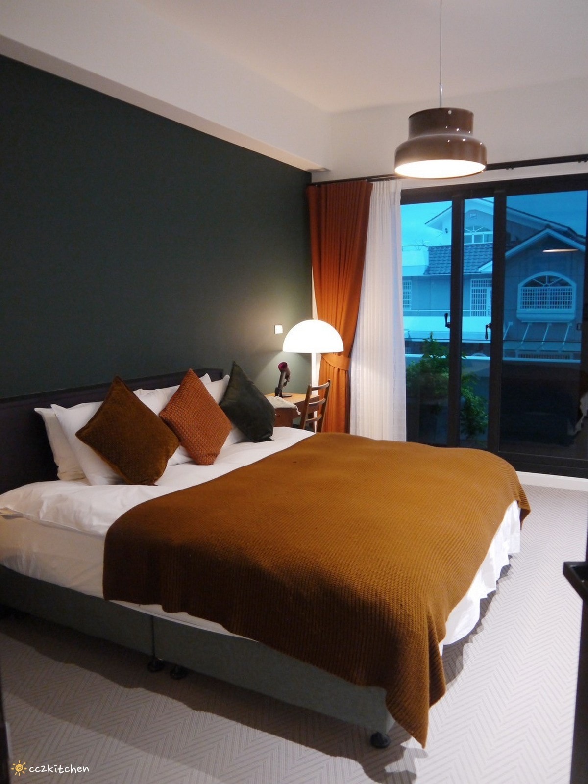 豪宅裡的質感咖啡廳！「海特咖啡館Hatt Coffee」2.0結合早午餐與民宿「廷海特潮流民宿」，外觀氣派、內裝富有高級感，台東市區早午餐推薦。