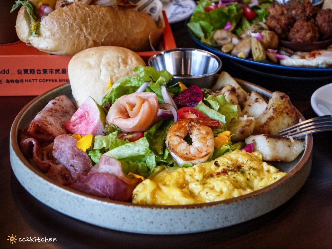 豪宅裡的質感咖啡廳！「海特咖啡館Hatt Coffee」2.0結合早午餐與民宿「廷海特潮流民宿」，外觀氣派、內裝富有高級感，台東市區早午餐推薦。