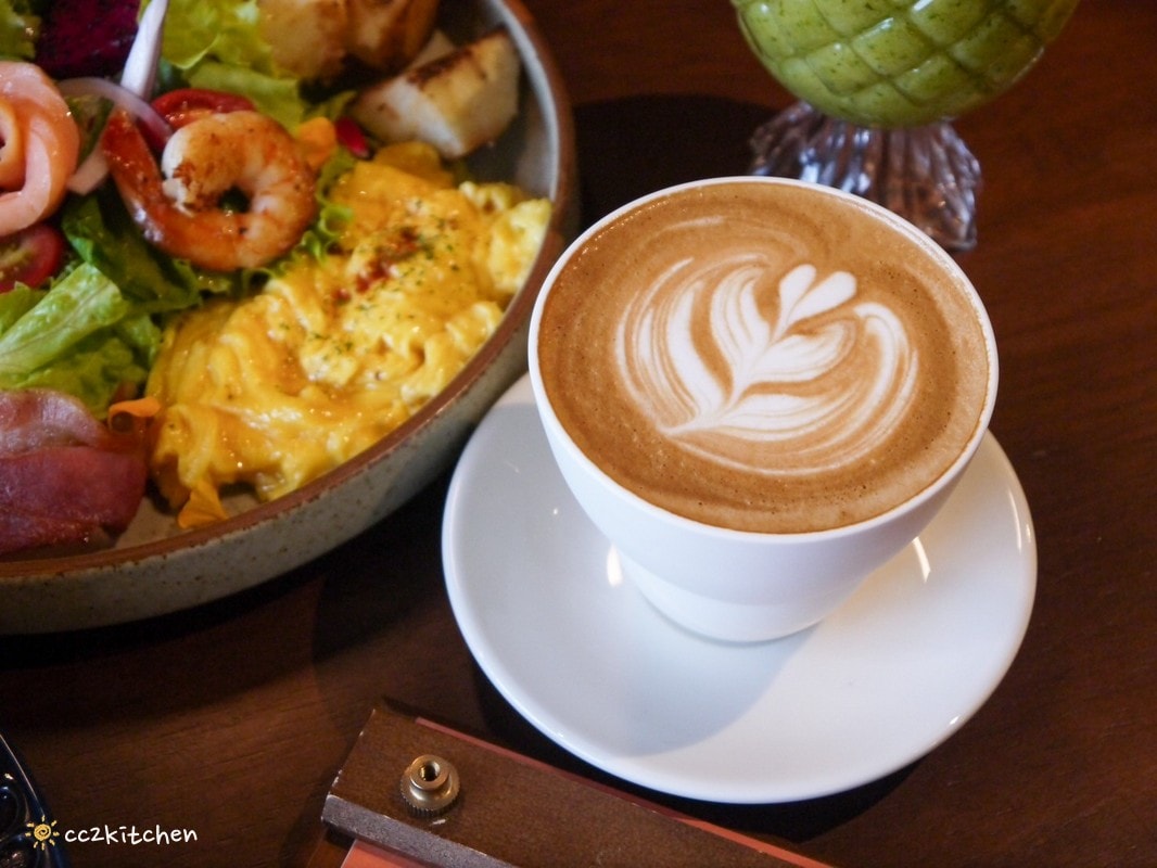 豪宅裡的質感咖啡廳！「海特咖啡館Hatt Coffee」2.0結合早午餐與民宿「廷海特潮流民宿」，外觀氣派、內裝富有高級感，台東市區早午餐推薦。